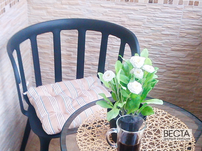 Стул и кофейный столик на балконе